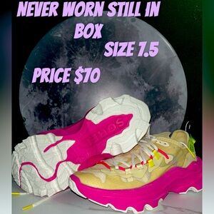 Sorel 7.5 tennis shoe